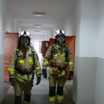 Powiększ zdjęcie Strażacy w budynku Starostwa Powiatowego we Włoszczowie 