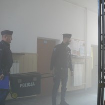 Powiększ zdjęcie Policjanci w budynku Starostwa Powiatowego we Włoszczowie 
