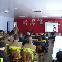 Powiększ zdjęcie Zebranie%20w%20remizie%20OSP%20Łachów%20strażaków%20bioracych%20udział%20w%20ćwiczeniach