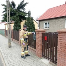 Powiększ zdjęcie Strażacy%20podczas%20kolportażu%20ulotek