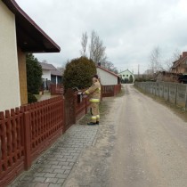 Powiększ zdjęcie Strażacy podczas kolportażu ulotek