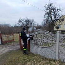 Powiększ zdjęcie Strażacy podczas kolportażu ulotek