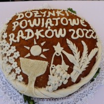 Powiększ zdjęcie Chleb%20z%20napisem%20Dożynki%20Powiatowe%20Radków%202022