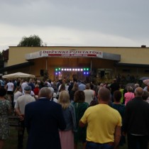 Powiększ zdjęcie Publiczność zgromadzona przed sceną