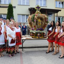 Powiększ zdjęcie Koło Gospodyń i Gospodarzy Wiejskich w Radkowie i mieszkańcy wsi Radków z wykonanym przez siebie wieńcem