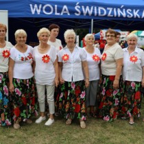 Powiększ zdjęcie KGW z Woli Świdzińskiej na stoisku Gminy Krasocin