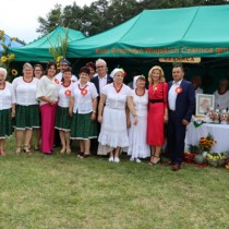 Powiększ zdjęcie KGW Czarnca z Burmistrzem Gminy Włoszczowa i jego małżonką, Przewodniczącym Rady Miejskiej i Radną Sejmiku Województwa Świętokrzyskiego przed stoiskiem Gminy Włoszczowa
