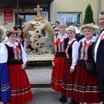 Powiększ zdjęcie Koło Gospodyń Wiejskich Występy z wykonanym przez siebie wieńcem