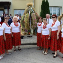 Powiększ zdjęcie Stowarzyszenie Wielu Pokoleń Jesteśmy Solą tej Ziemi z Moskorzewa z wykonanym przez siebie wieńcem