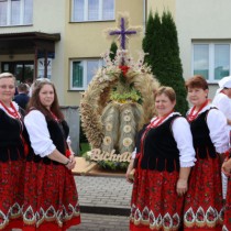 Powiększ zdjęcie Stowarzyszenie na rzecz Rozwoju Wsi Bichniów z wykonanym przez siebie wieńcem