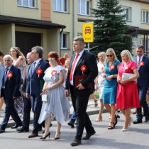 Powiększ zdjęcie Przemarsz korowodu dożynkowego z placu przed Urzędem Gminy Radków na boisko sportowe