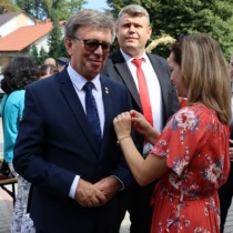 Powiększ zdjęcie Przypięcie kotylionu dożynkowego Staroście Włoszczowskiemu Dariuszowi Czechowskiemu