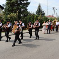 Powiększ zdjęcie Przemarsz korowodu dożynkowego z placu przed Urzędem Gminy Radków na boisko sportowe