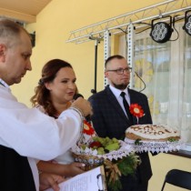 Powiększ zdjęcie Sarostowie dożynek proszą księży o poświęcenie chleba i odprawienie mszy świętej