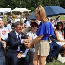 Powiększ zdjęcie Uczennice ze szkoły w Radkowie częstują gości chlebem