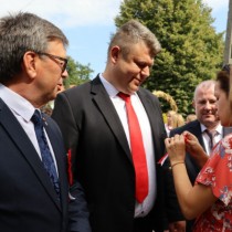 Powiększ zdjęcie Przypięcie kotylionu dożynkowego Wójtowi Gminy Radków Jarosławowi Dominikowi