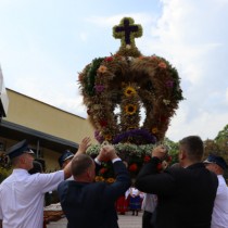 Powiększ zdjęcie Władze Powiatu Włoszczowskiego i Gminy Radków podnoszą wieniec wykonany przez Koło Gospodyń i Gospodarzy Wiejskich w Radkowie i mieszkańców wsi Radków