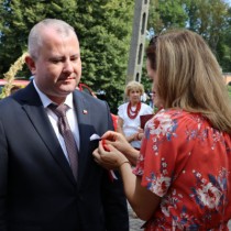 Powiększ zdjęcie Przypięcie kotylionu dożynkowego Wicestaroście Łukaszowi Karpińskiemu
