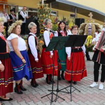 Powiększ zdjęcie Ośpiewanie wieńca przez KGW Występy