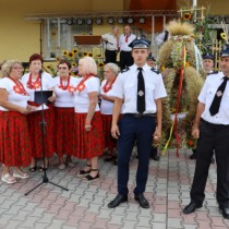 Powiększ zdjęcie Ośpiewanie wieńca przez Stowarzyszenie Wielu Pokoleń Jesteśmy Solą tej Ziemi w Moskorzewie