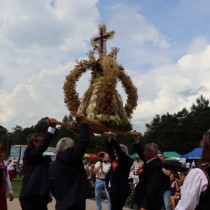 Powiększ zdjęcie Władze Powiatu Włoszczowskiego i Gminy Secemin podnoszą wieniec wykonany przez Stowarzyszenie na Rzecz Rozwoju Wsi Bichniów