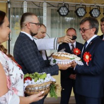 Powiększ zdjęcie Starosta Włoszczowski Dariusz Czechowski dziękuje za przekazany bochen chleba