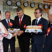 Powiększ zdjęcie Starościna dożynek przekazuje Wójtowi Gminy Radków Jarosławowi Dominikowi kosz owoców