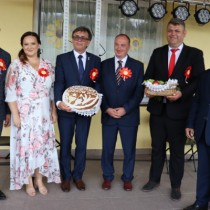 Powiększ zdjęcie Starostowie dożynek powiatowych, Starosta Włoszczoski, Przewodniczący Rady Gminy Radków, Wójt Gminy Radków i Przewodniczący Rady Powiatu Włoszczowskiego