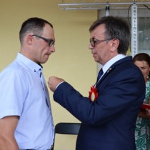 Powiększ zdjęcie Wręczenie Rolnikom z powiatu włoszczowskiego odznak honorowych „Zasłużony dla Rolnictwa”