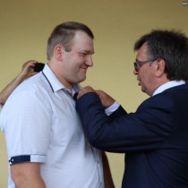 Powiększ zdjęcie Wręczenie Rolnikom z powiatu włoszczowskiego odznak honorowych „Zasłużony dla Rolnictwa”
