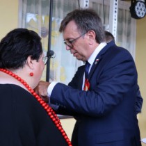 Powiększ zdjęcie Wręczenie Rolnikom z powiatu włoszczowskiego odznak honorowych „Zasłużony dla Rolnictwa”
