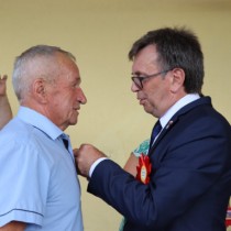 Powiększ zdjęcie Wręczenie Rolnikom z powiatu włoszczowskiego odznak honorowych „Zasłużony dla Rolnictwa”