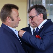 Powiększ zdjęcie Wręczenie Rolnikom z powiatu włoszczowskiego odznak honorowych „Zasłużony dla Rolnictwa”