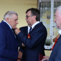 Powiększ zdjęcie Wręczenie Rolnikom z powiatu włoszczowskiego odznak honorowych „Zasłużony dla Rolnictwa”