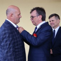 Powiększ zdjęcie Wręczenie Rolnikom z powiatu włoszczowskiego odznak honorowych „Zasłużony dla Rolnictwa”