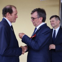 Powiększ zdjęcie Wręczenie Rolnikom z powiatu włoszczowskiego odznak honorowych „Zasłużony dla Rolnictwa”