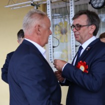 Powiększ zdjęcie Wręczenie Rolnikom z powiatu włoszczowskiego odznak honorowych „Zasłużony dla Rolnictwa”
