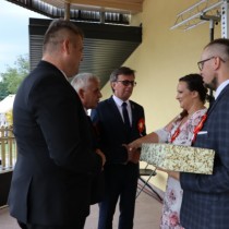 Powiększ zdjęcie Starosta Włoszczowski, Przewodniczący Rady Powiatu Włoszczowskiego i Wójt Gminy Radków wręczają Starostom dożynek upominki