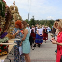 Powiększ zdjęcie Komisja Konkursowa ocenia wieńce dożynkowe