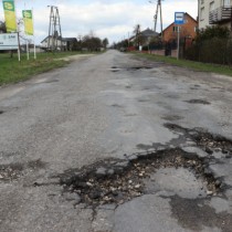 Powiększ zdjęcie Zniszczony odcinek drogi powiatowej Konieczno-Modrzewie