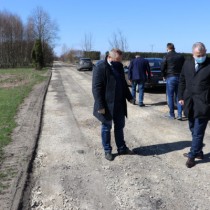 Powiększ zdjęcie Wizytacja remontowanej drogi powiatowej Krzepin - Wałkonowy Górne