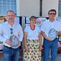 Powiększ zdjęcie Wicestarosta Łukasz Karpiński i Starosta Dariusz Czechowski z Elżbietą Lubaś z KGW Bieganów
