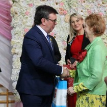 Powiększ zdjęcie Starosta wręcza nagrodę pani, która zwyciężyła w jednym z konkursów dla publiczności