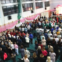 Powiększ zdjęcie Publiczność uczciła pamięć poległych żołnierzy i ofiar cywilnych wojny na Ukrainie minutą ciszy