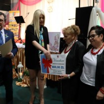 Powiększ zdjęcie Pani Katarzyna Migoń wręcza przedstawicielkom KGW Cieśle nagrodę za zajęcie I miejsca w Powiatowym Konkursie na 