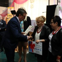 Powiększ zdjęcie Starosta Włoszczowski wręcza przedstawicielkom KGW Cieśle dyplom za zajęcie I miejsca w Powiatowym Konkursie na 