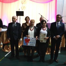 Powiększ zdjęcie Przedstawicielki KGW Cieśle z organizatorami Powiatowego Konkursu na 