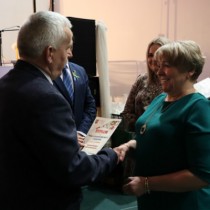 Powiększ zdjęcie Przewodniczący Rady Powiatu Włoszczowskiego Zbigniew Matyśkiewicz wręcza przedstawicielce KGW Bobrowniki dyplom za zajęcie II miejsca w Powiatowym Konkursie na 