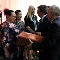 Powiększ zdjęcie Starosta i Przewodniczący Rady Powiatu Włoszczowskiego wręczają przedstawicielkom KGW Tarnawa Góra nagrodę i dyplom za zajęcie III miejsca w Powiatowym Konkursie na 