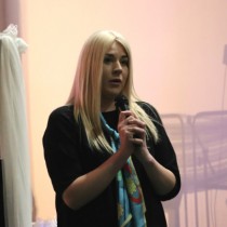 Powiększ zdjęcie Pani Katarzyna Migoń opowiada o akcji pomocy Ukrainie prowadzonej przez Cukiernię Migoń